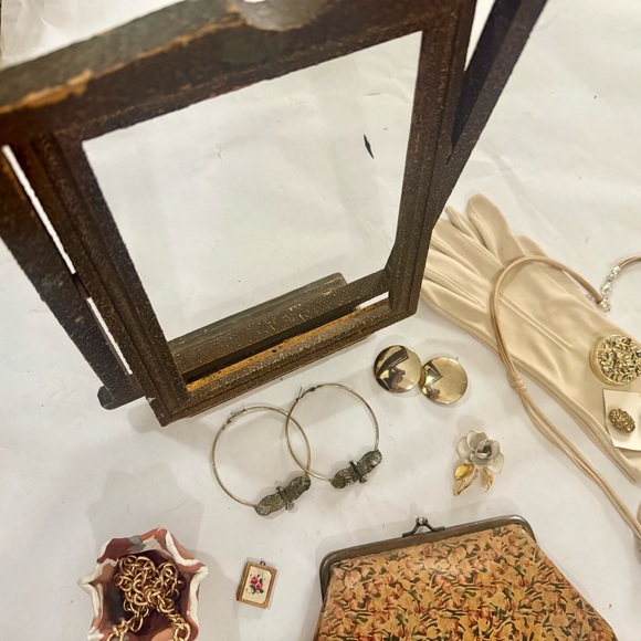 The Locket & Linen Collection - Picture 2 of 3